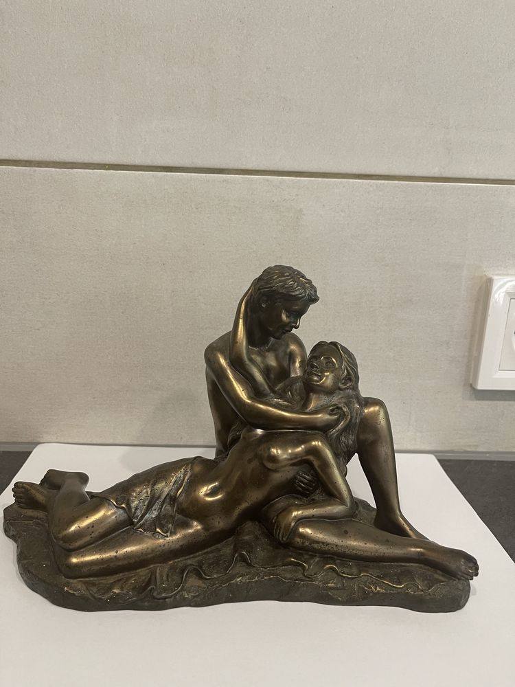 Statuete din rasina , placate  cu bronz. ( cred ) s