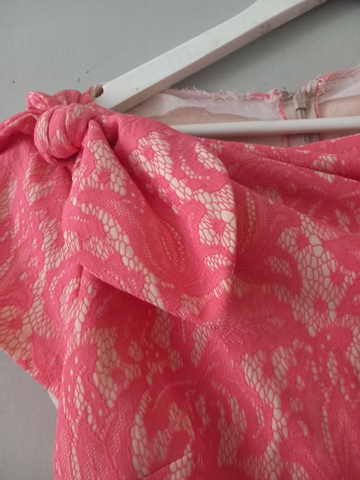 Rochie dantela brodata roz coral elegantă nuntă botez nașa