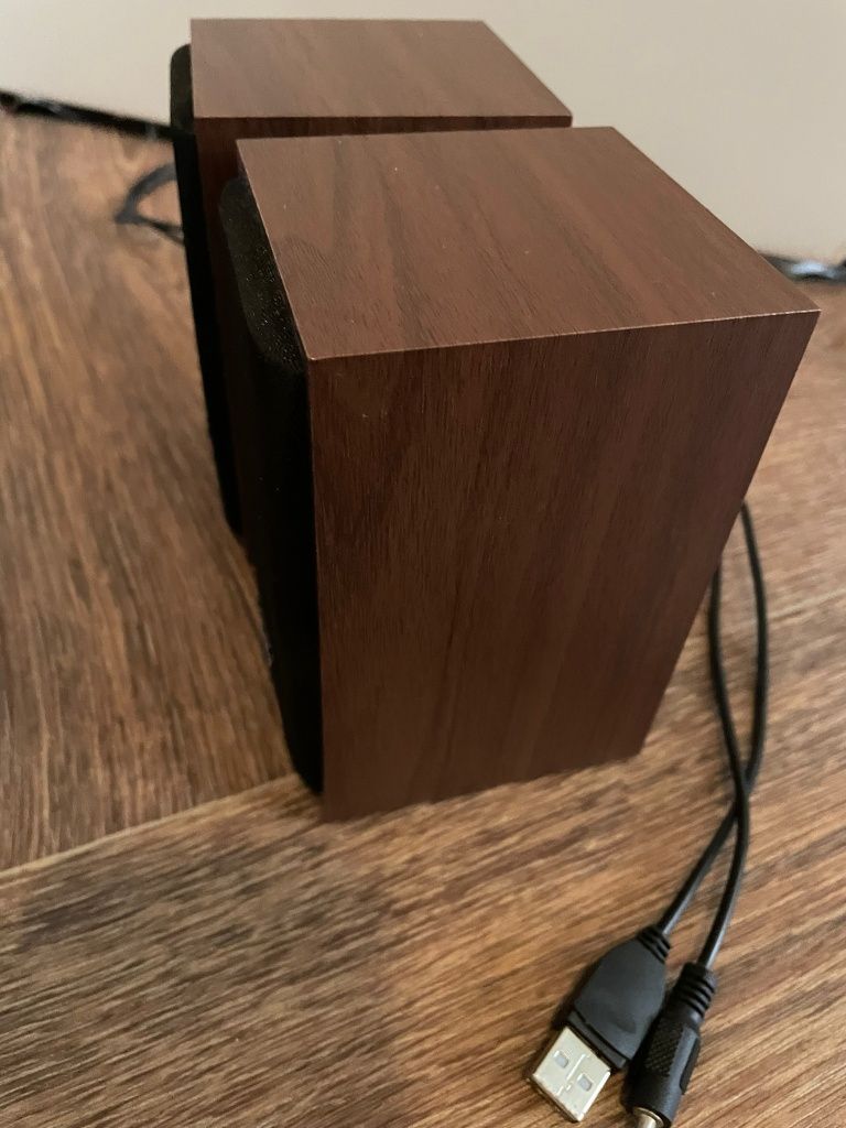 Boxe  audio din lemn  conectare prin cablu