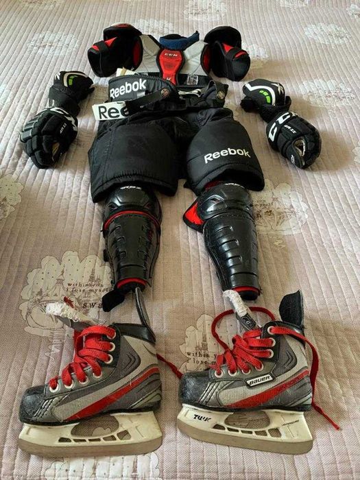 Хоккейная детская форма на ребенка 4-5 лет. Есть два свитера и гомаши