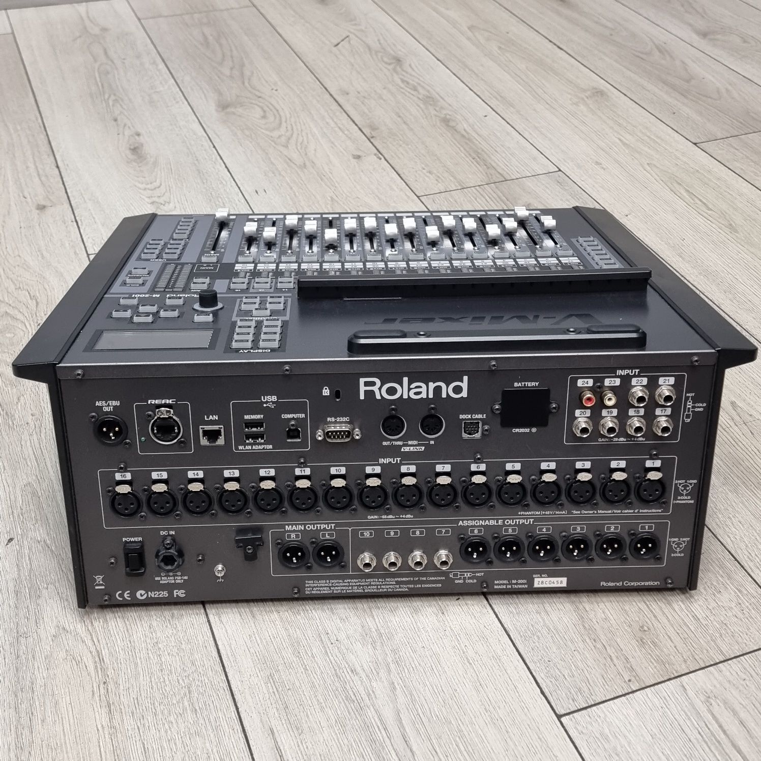 Amanet F28: Mixer audio Roland M-200i
