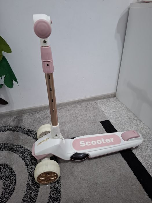 Trotineta cu lumini si muzica