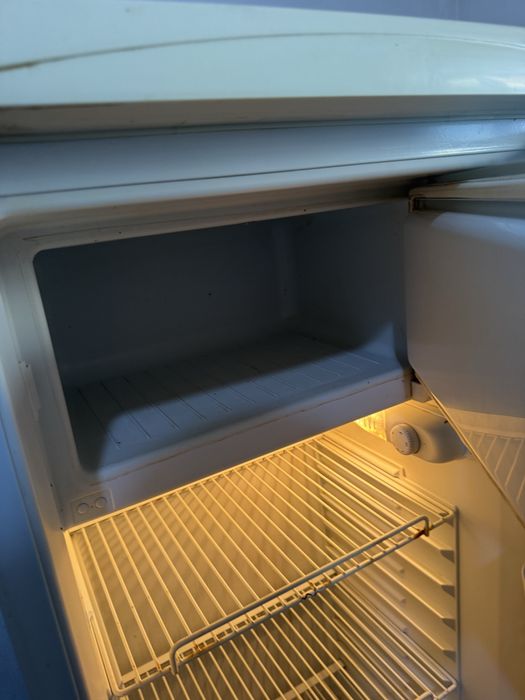 Хладилник и малък фризер