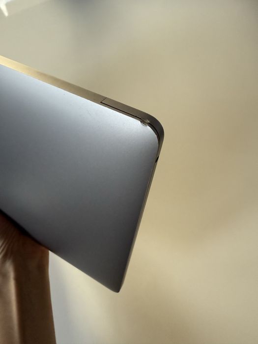 Mac book pro 13 inch 2017 8GB