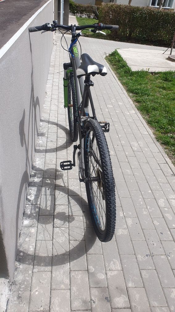 Vînd bicicletă este instare foarte bună.