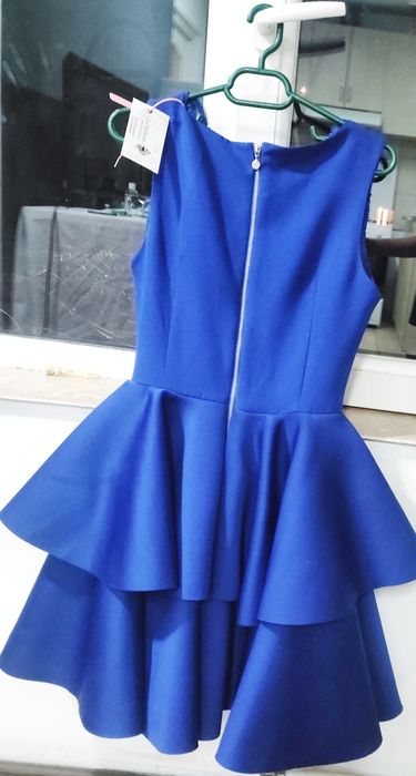 Rochie de ocazie scurta, cu dantela albastra si volane suprapuse