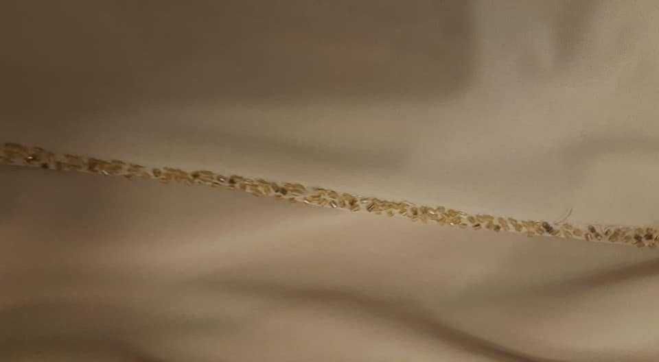 hie mulata nude cu șliț mare pe picior