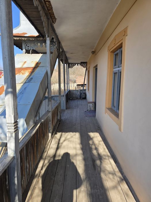 Casă tradițională de vânzare – cu prispă și teren generos de 680 m²