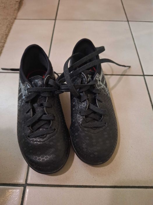 Продавам детски бутонки адидас 29 номер