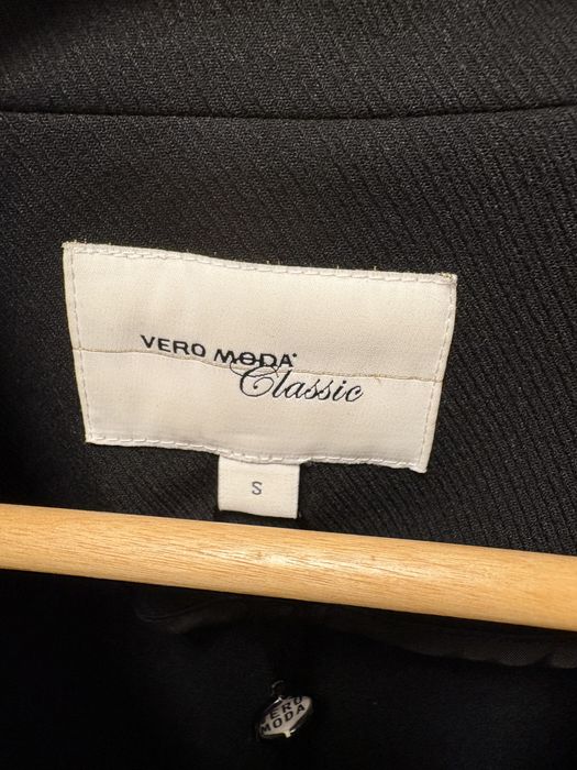 черно кожено палто/тренчкот Amisu и тънък блейзър Vero Moda