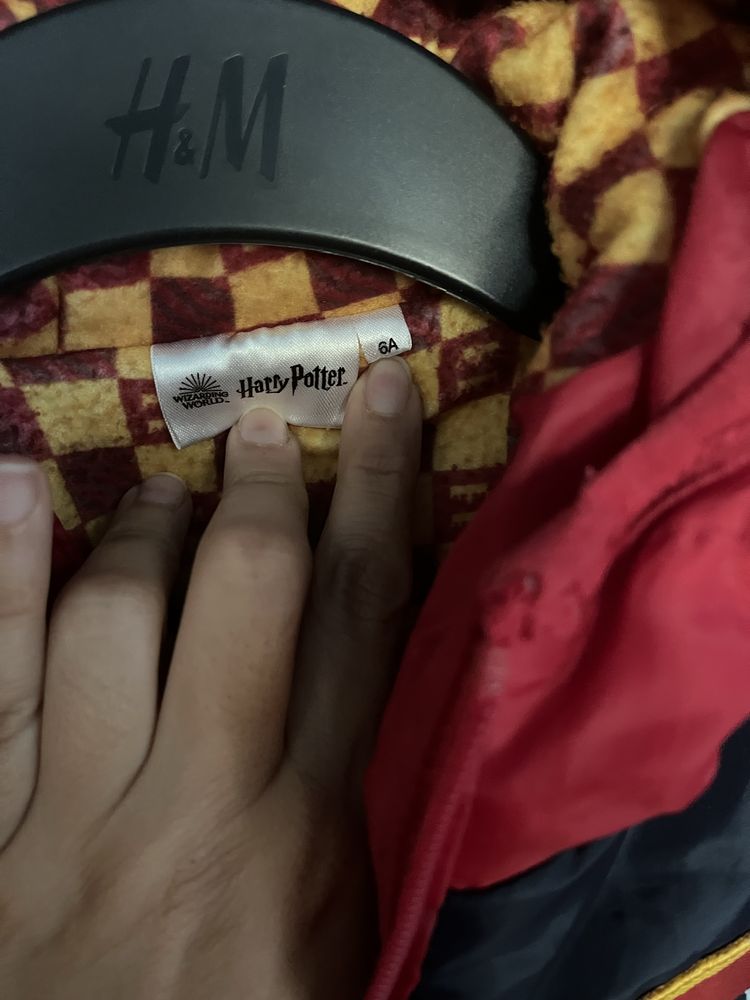 Синьо и червено яке на Hogwarts, 6 години