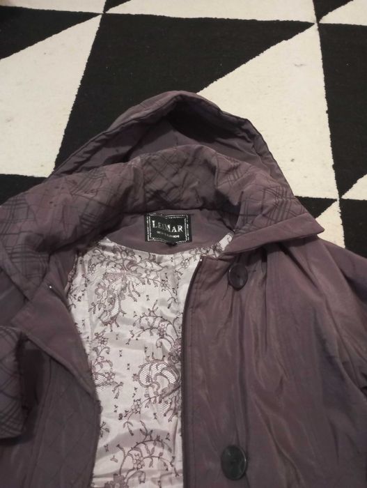 Дамско зимно яке със сваляща се качулка.