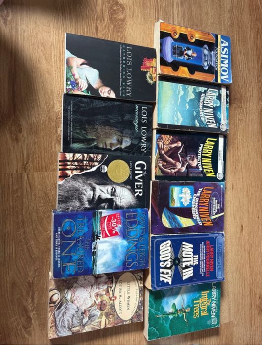 11 Carti SF de Larry Niven, Asimov si alti autori