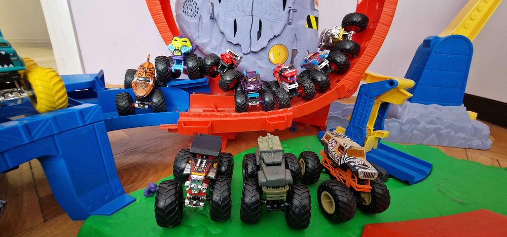Hot Wheels Писта +13 джипа