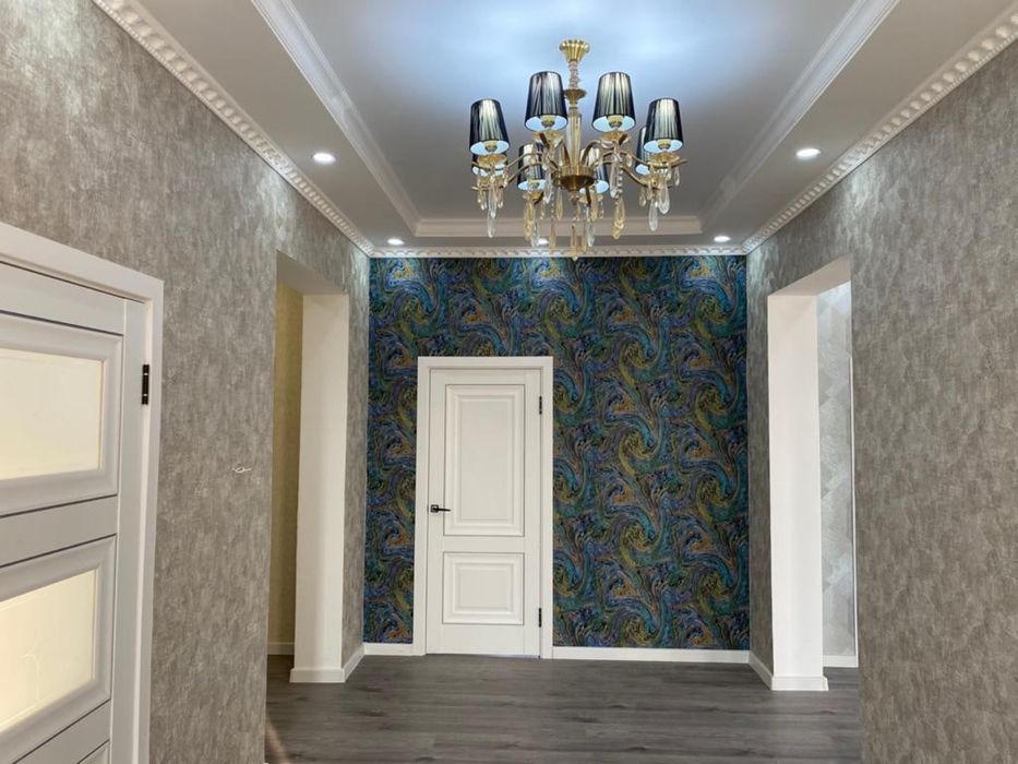 Поклейка обоев и покраска потолка