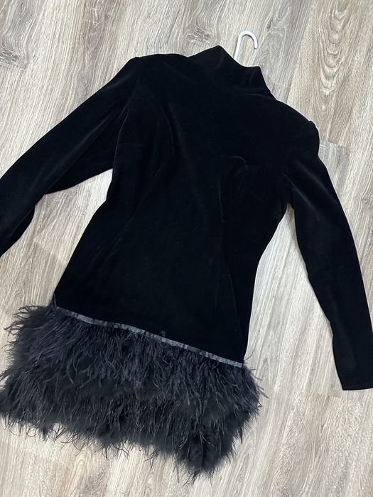 Rochie negra din catifea cu pene negre .