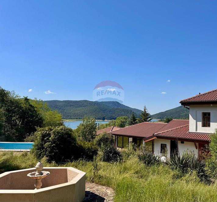 Имение - За продажба - гр. Елена