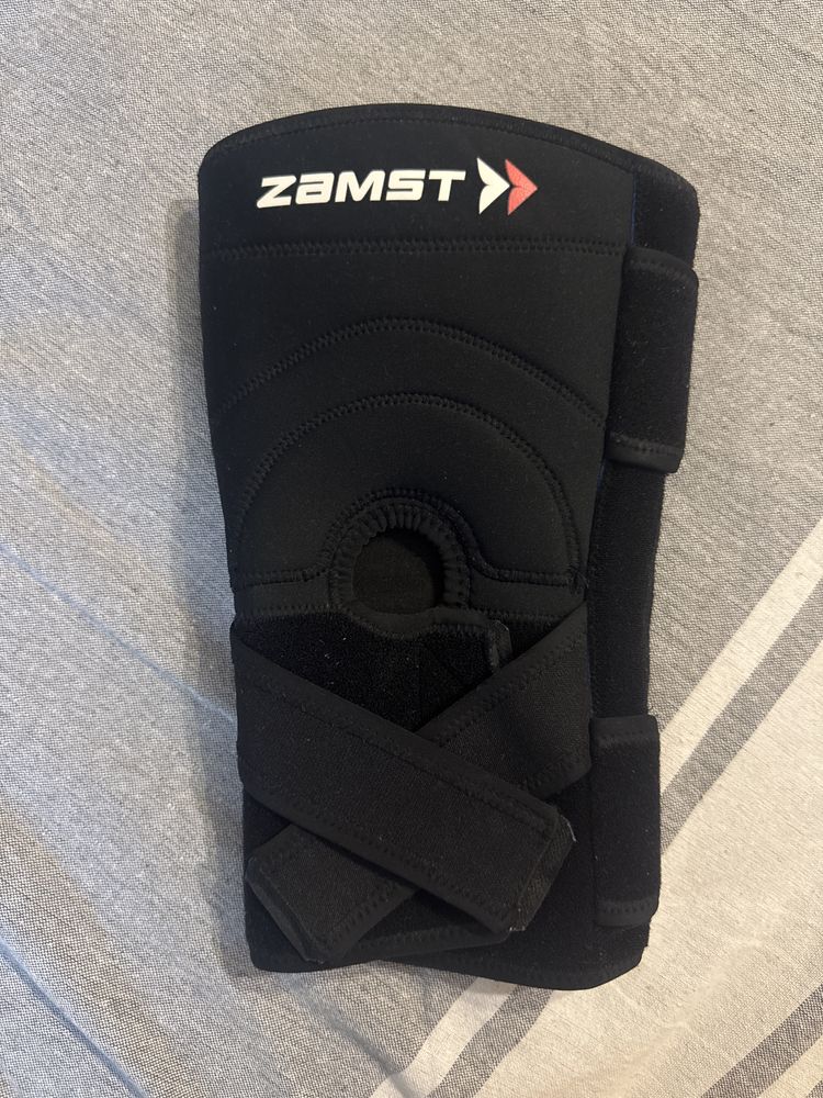 ZAMST Комфортна наколенка, силно стабилизираща коленните връзки.
