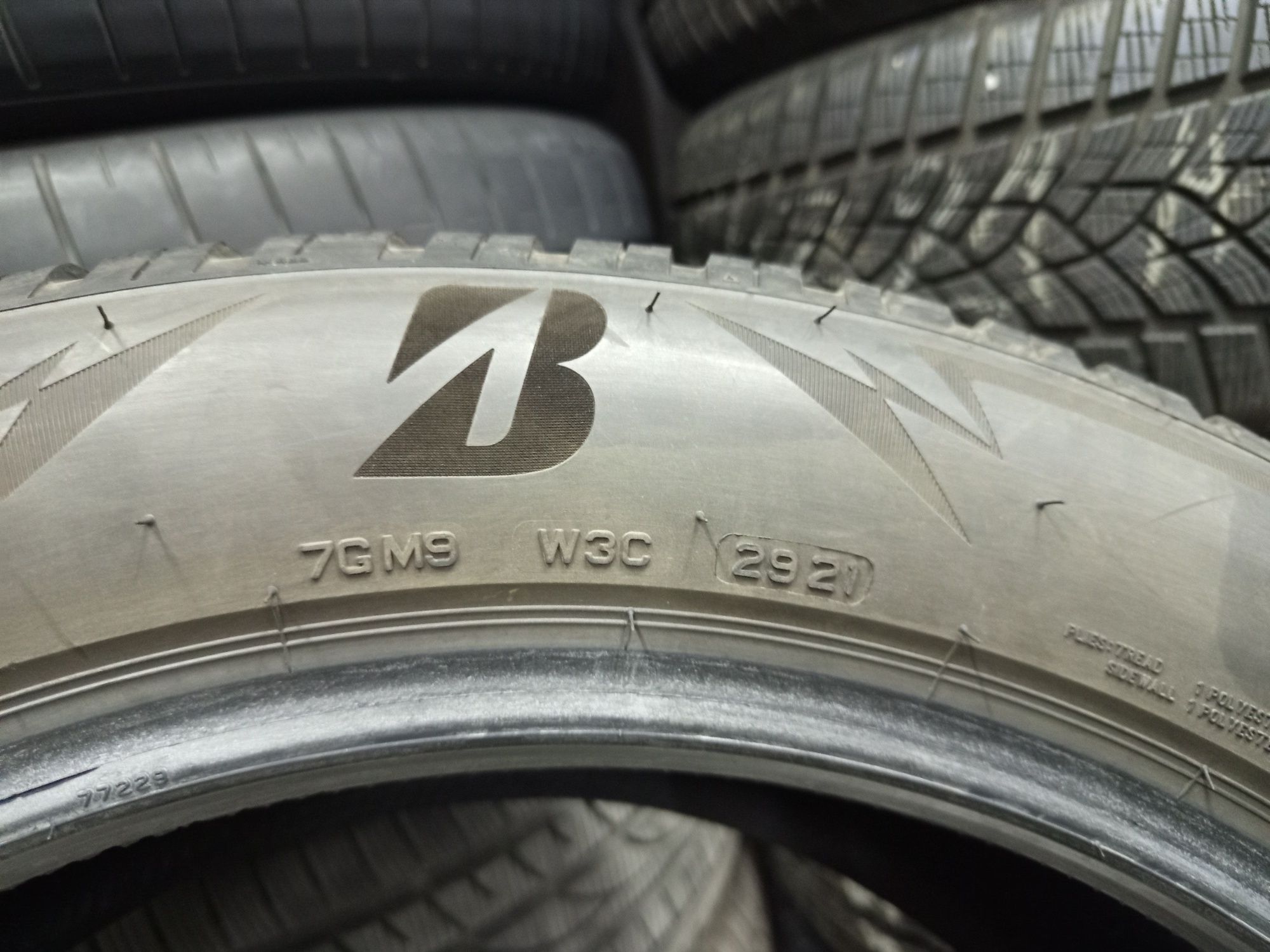 Bridgestone 235/55/20-4бр дот 2921