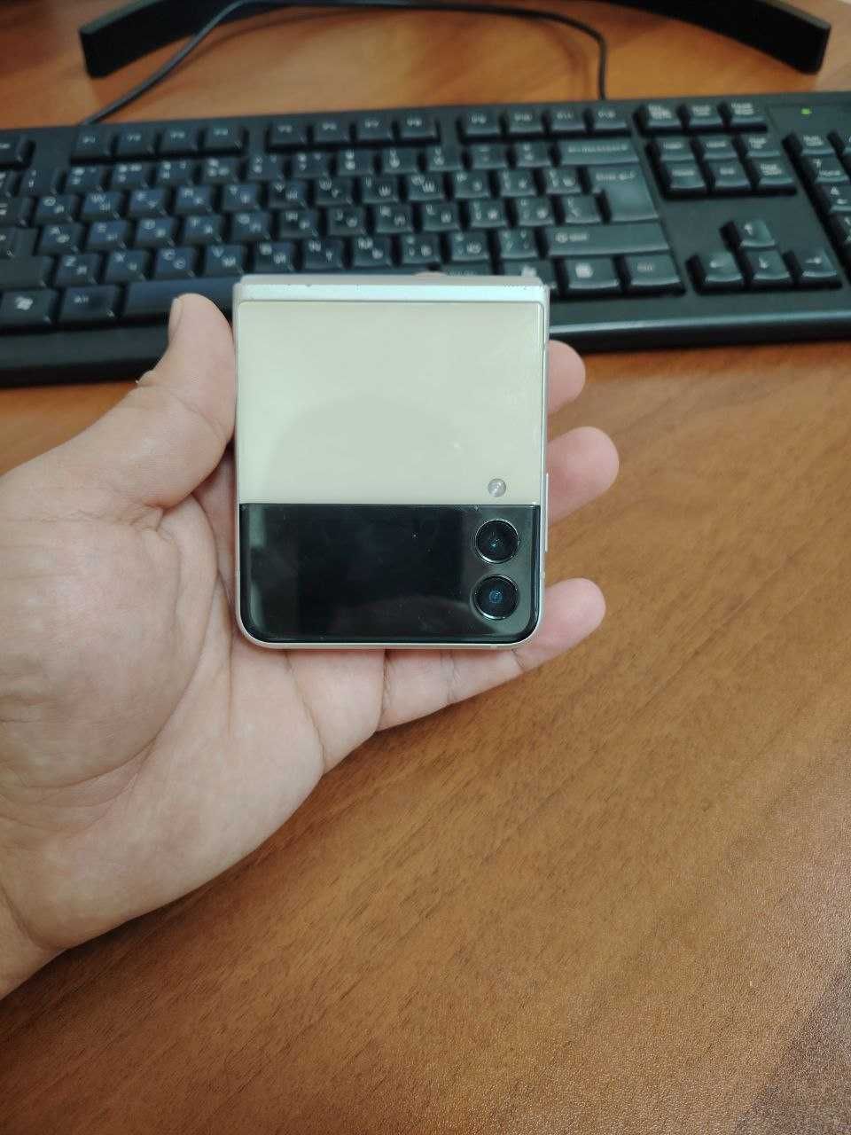 Samsung Galaxy Z Flip3 5G (256 ГБ, молочный цвет)