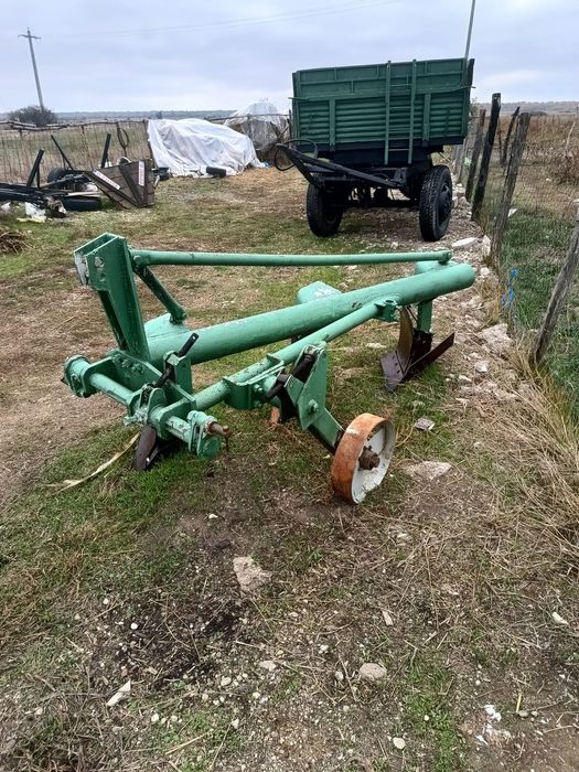 Vând tractor U650 plus plug