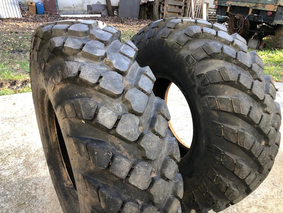 Vând cauciucuri militare