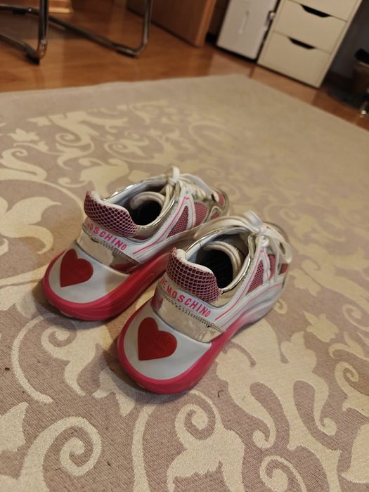 Vând adidași love moschino