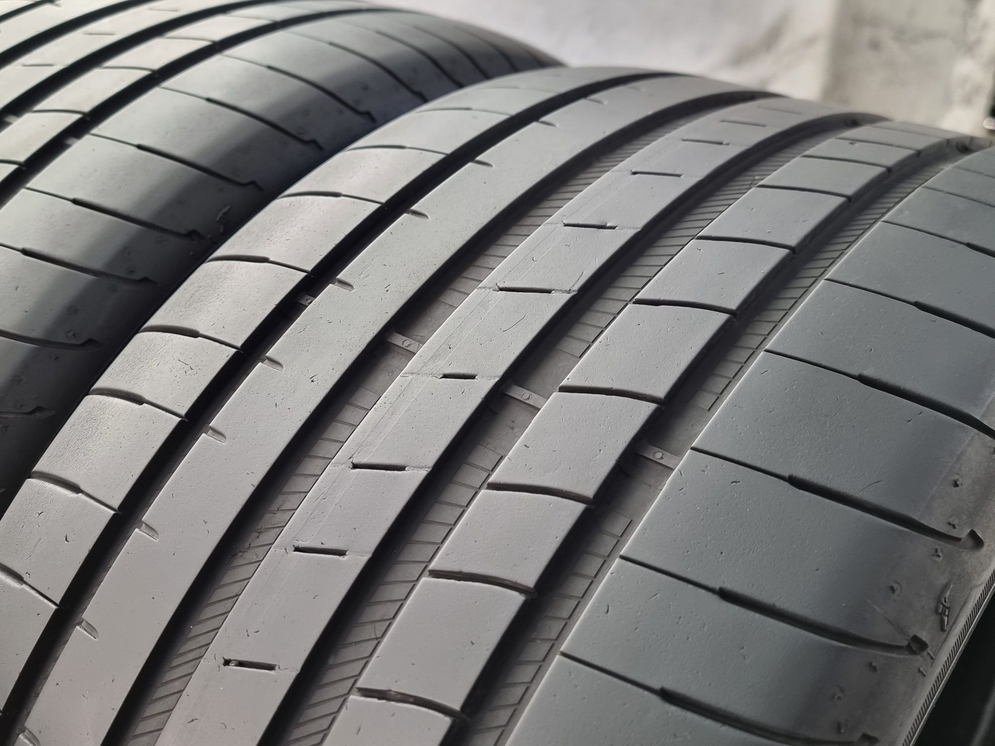 275/40/18 Goodyear 2Броя: 190лв 5.5мм