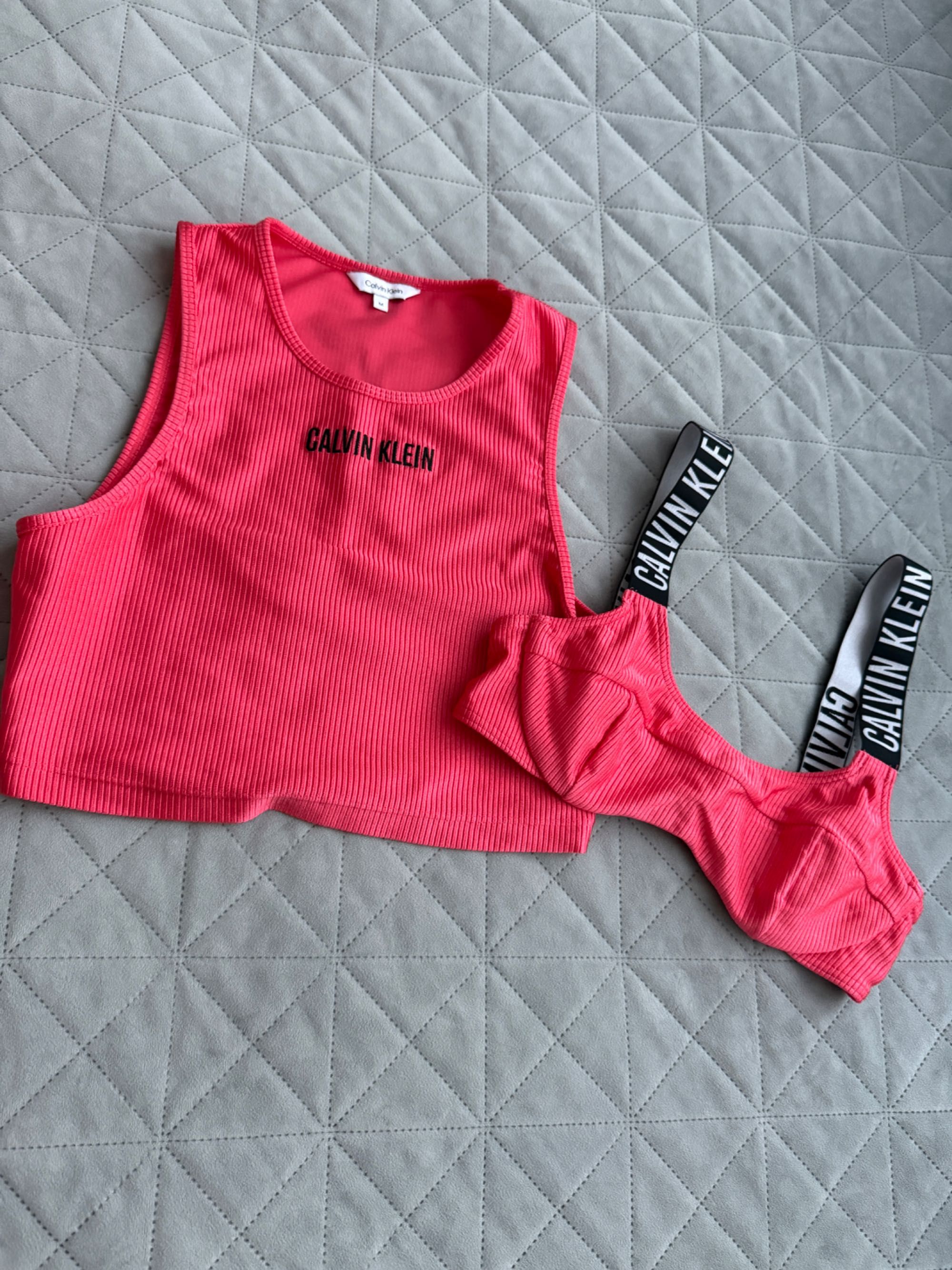 Бански и топ Calvin Klein