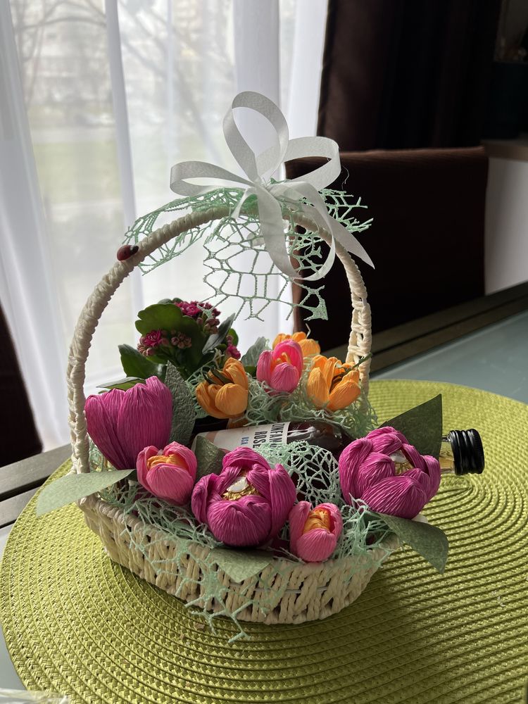 Подарък - аранжировки с бонбони и цветя