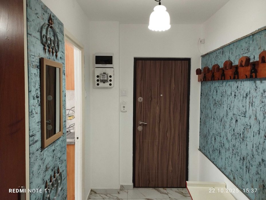 închiriez apartament cu 3 camere in Cartier Berceni