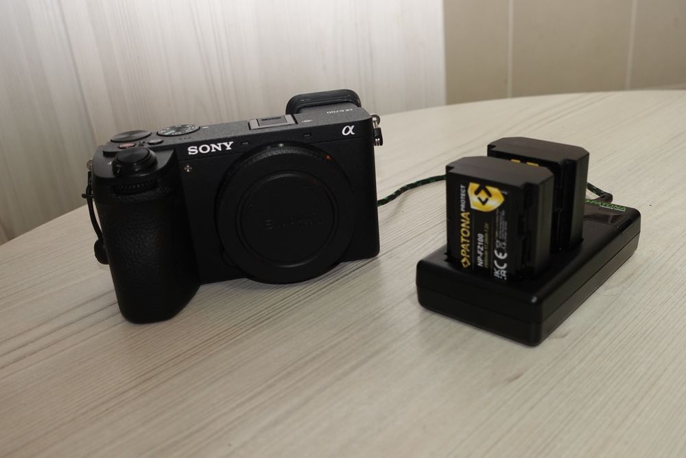 Sony Alpha A 6700 cu garantie 2 ani + incarcator extern cu 2 baterii