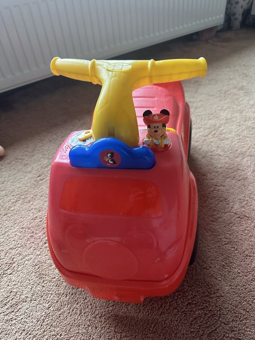 Masinuta ride-on Mickey Mouse in stare foarte buna