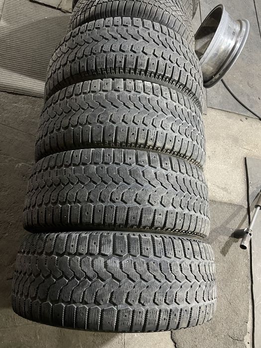 Продам зимние шины 275,60 р18 Yokohama