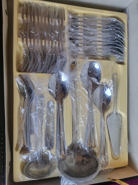 Продавам комплект прибори за  хранене с позлатени елементи