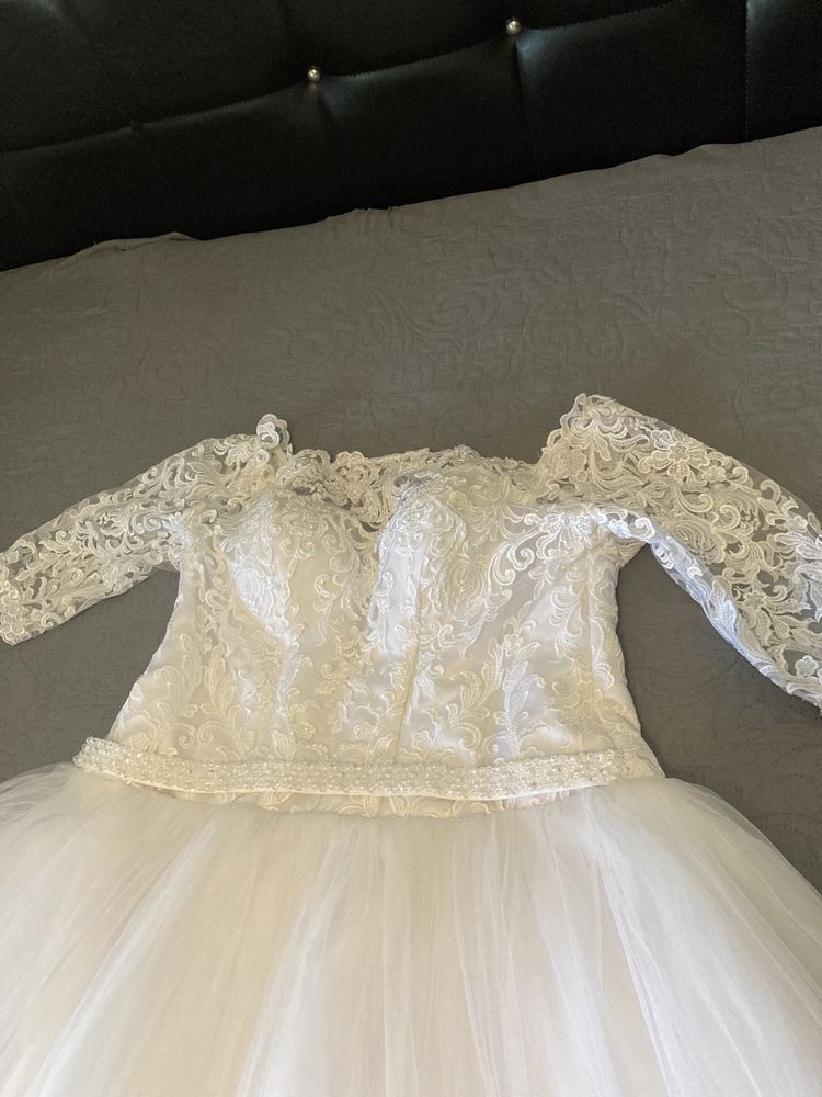 Rochie de mireasa deosebita și lejera