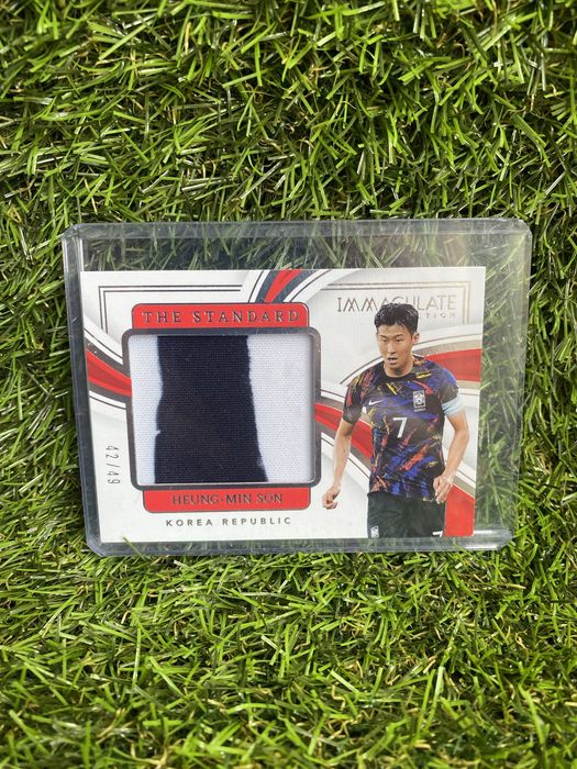 Номерирани колекционерски карти с автографи и тениски.