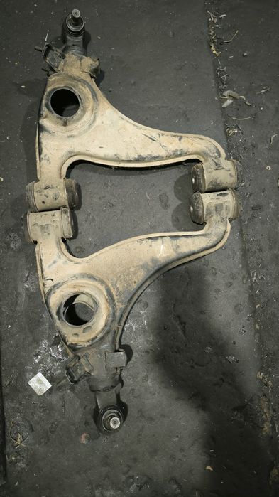 Продам рычаги на Мерседес 124.