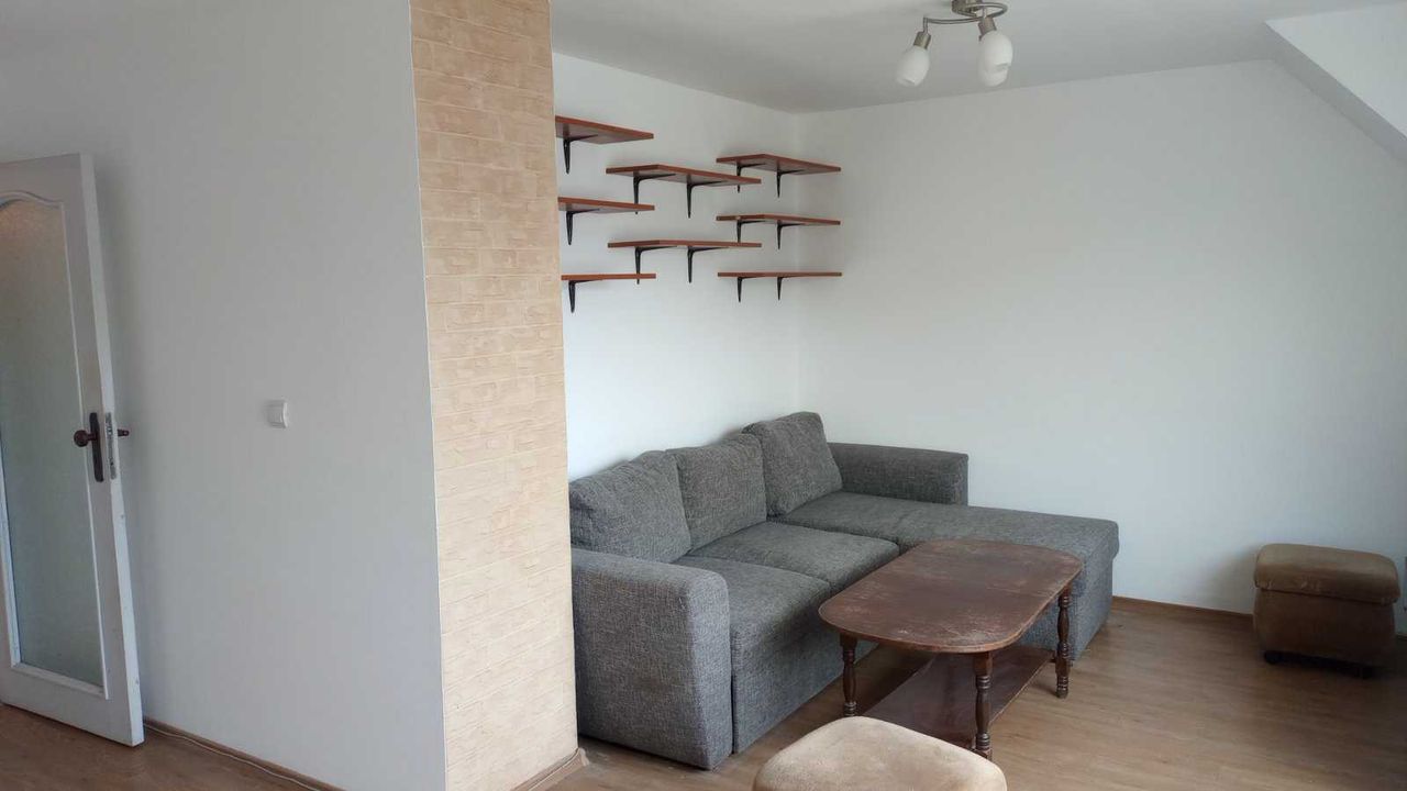 Дава се под наем Тристаен апартамент в Варна, Цветен квартал - 83 кв.м за 561 € - Снимка #1