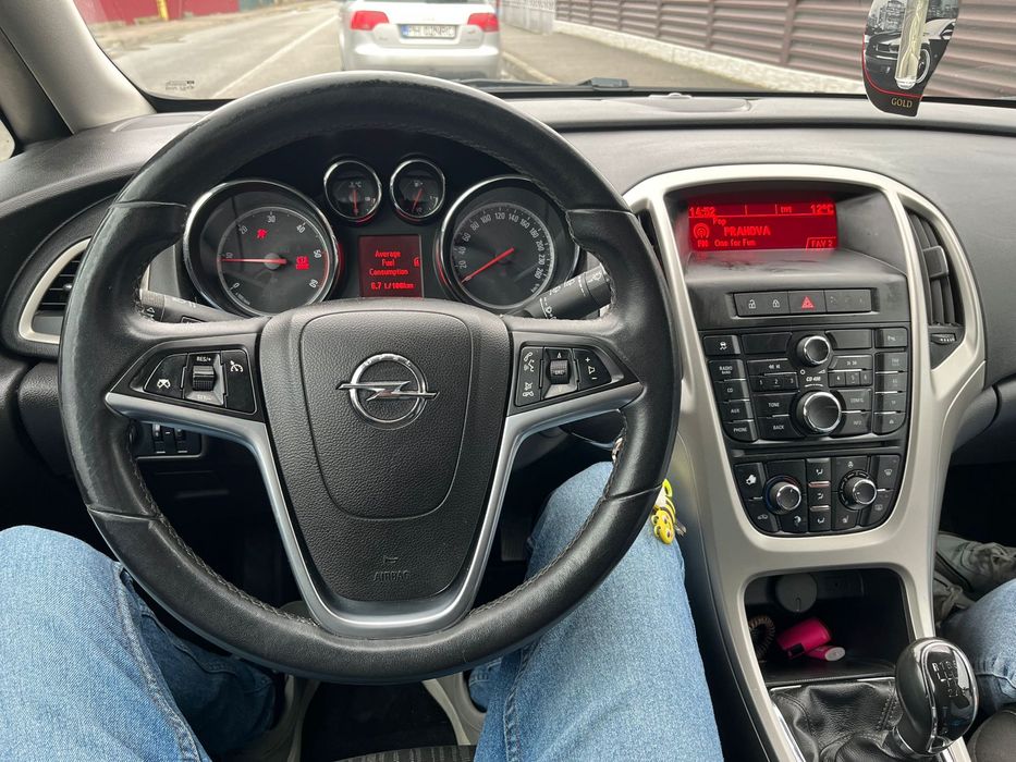 Vând Opel Astra J 2011