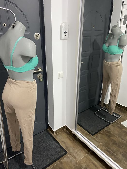 Pantaloni tip colanti