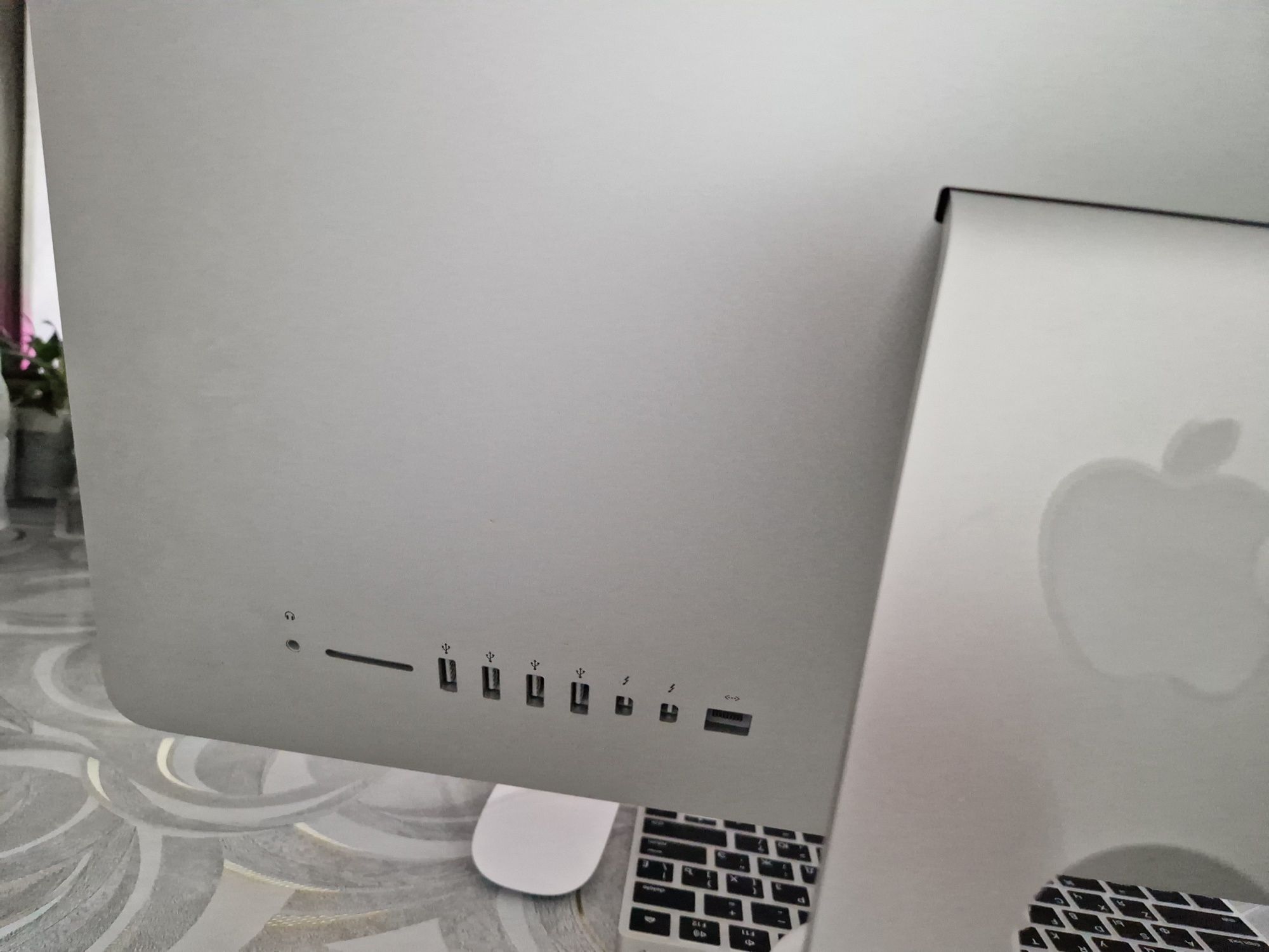 iMac  21.5 Late 2015 , Intel Core i5, 2.8 ГГЦ , как новый !