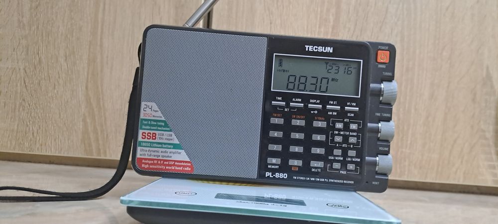 Vand radio TECSUN PL880 putin folosit ,impecabil, calitate audio excel