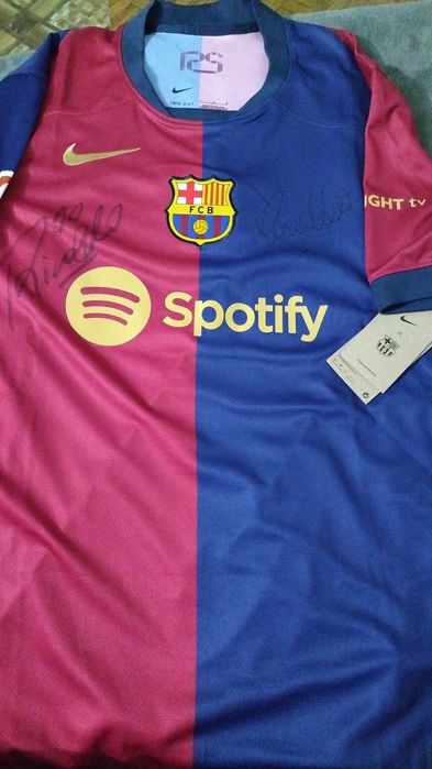 Vând un tricou al echipei Barcelona ,semnat de  Rivaldo și Ronaldo