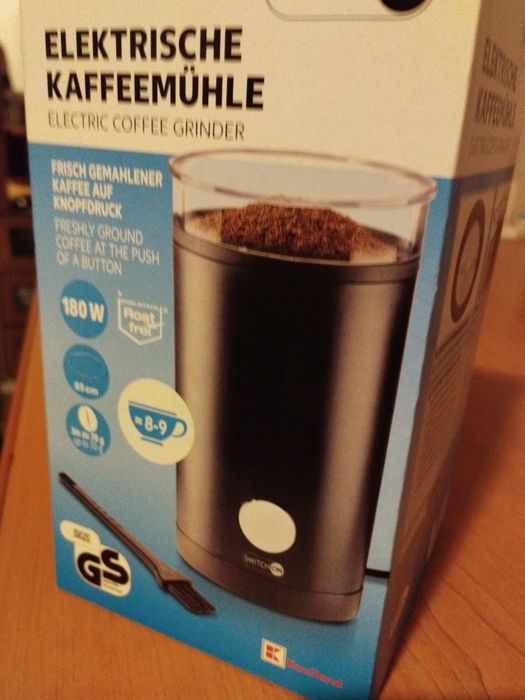 Râșniță cafea noua și cana fierbător apa