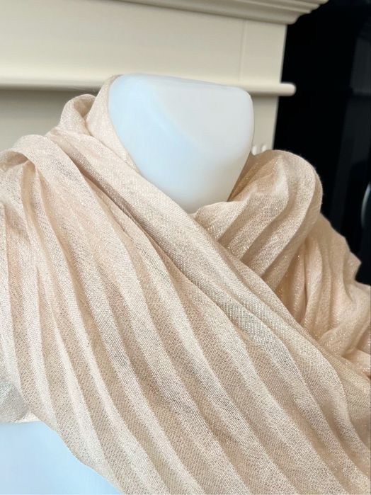 Нежен шал от проблясваща матетия