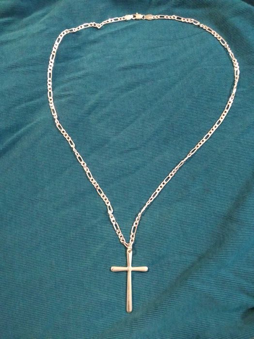 Нов, сребърен синджир с масивен кръст. В кутия.