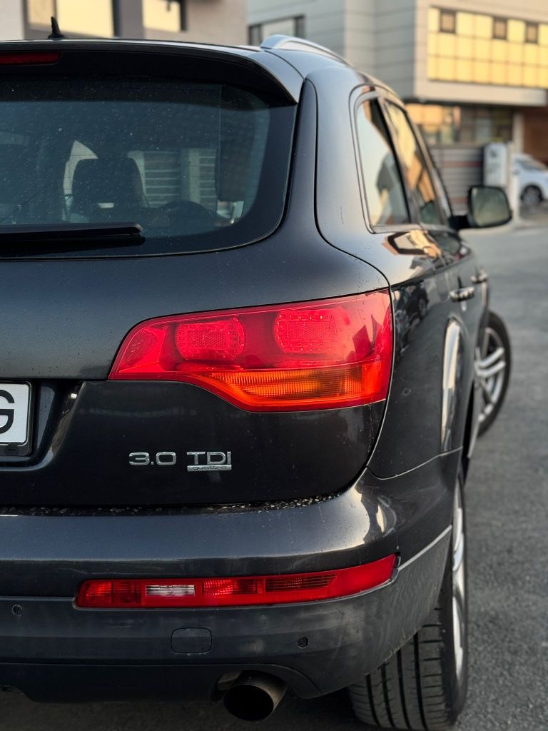 Vând Q7 3.0 TDI.