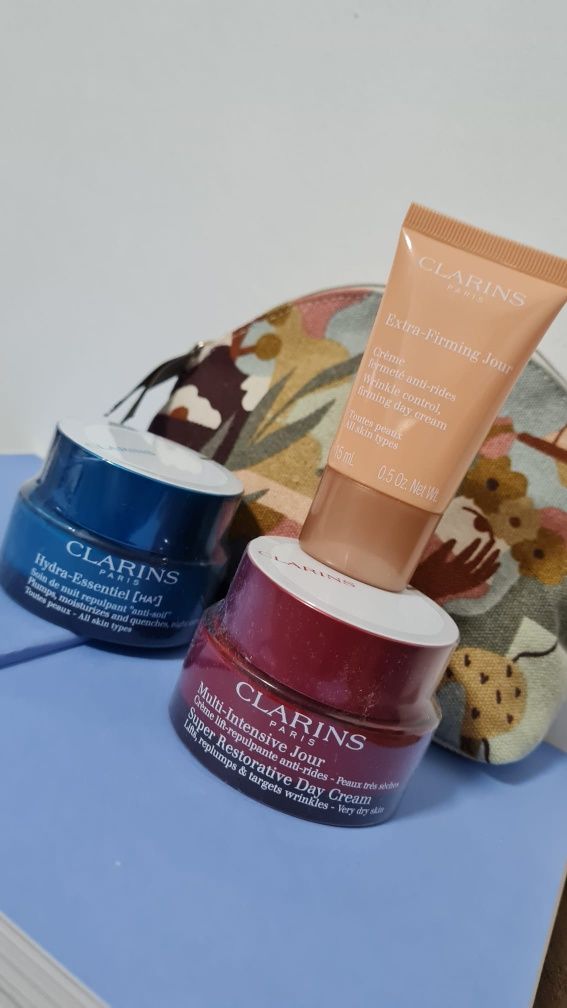 Set Clarins, 3 creme, 2 de zi, 1 de noapte, portfard cadou 
SUPER REST