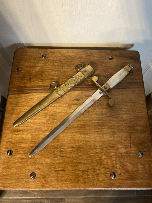 Suport pt. ustensile semineu sau umbrele ;Briceag multifuncțional